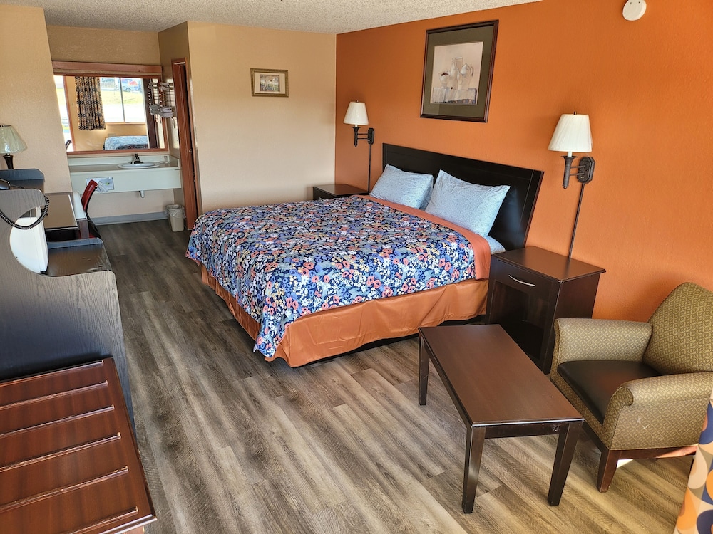 Standard Room, 1 King Bed, Non Smoking, Refrigerator & Microwave photo 2