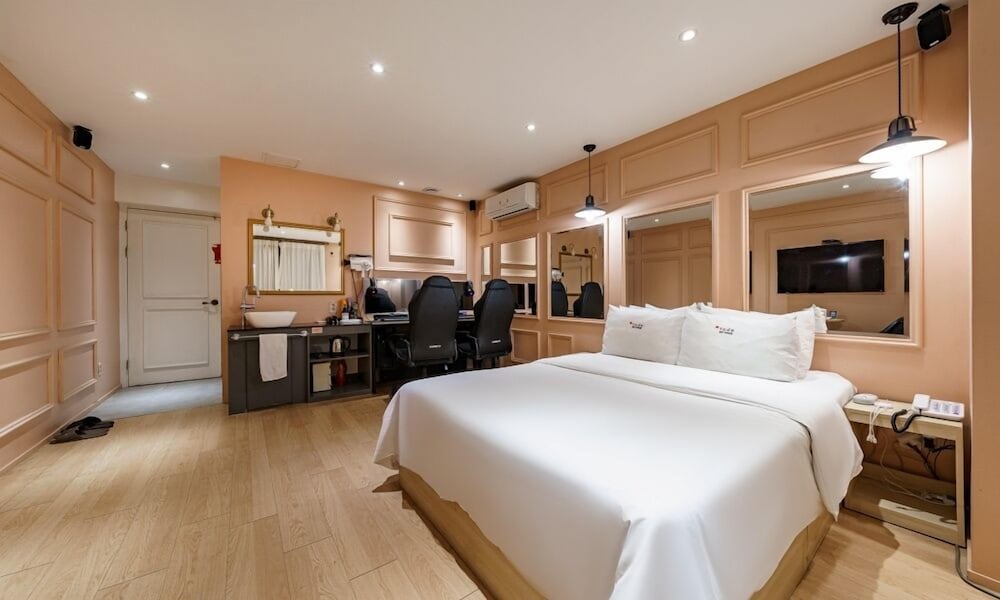 Deluxe Room - Photo 6