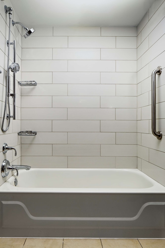 Junior Suite, 1 Queen Bed, Accessible, Bathtub (Mobility & Hearing) photo 2