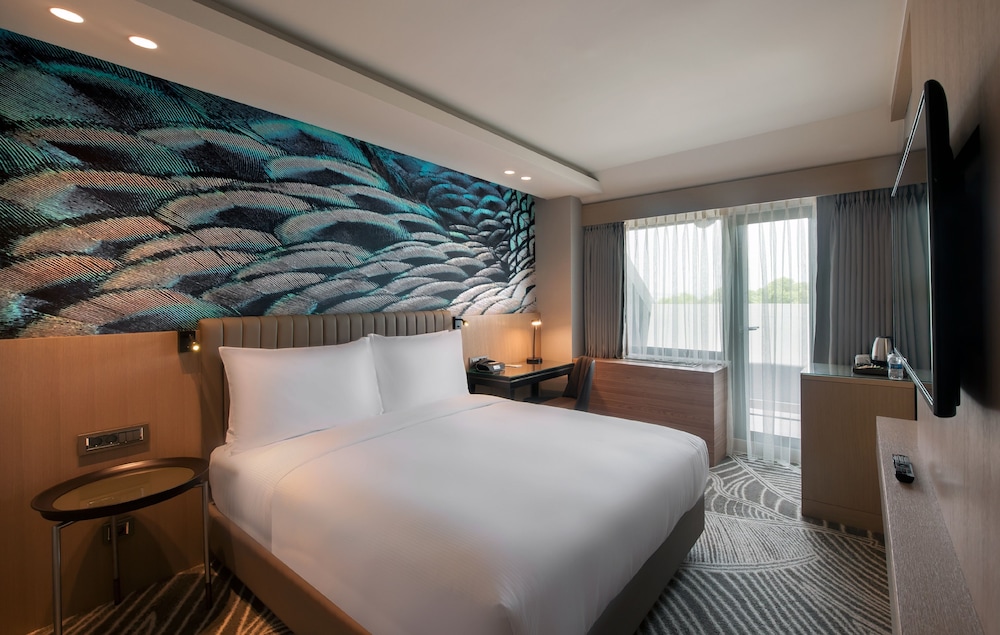 Deluxe Room, 1 Queen Bed, Balcony