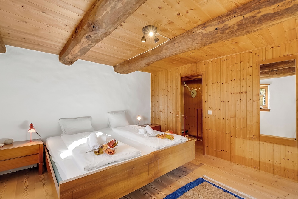 Family Chalet, Multiple Bedrooms, Mountainside (Rustico Over The Bridge Verzasca 2)