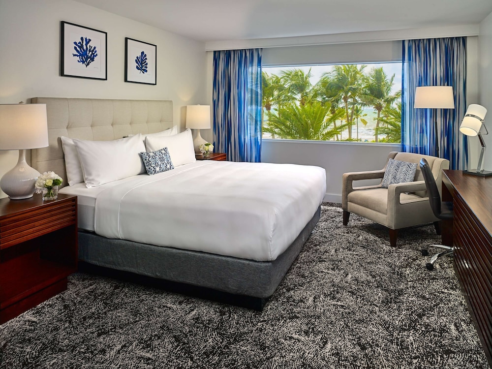 Suite, 1 King Bed (Junior Romance) photo 3