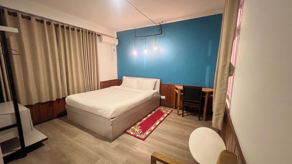 Deluxe Room, 1 Queen Bed - Photo 5