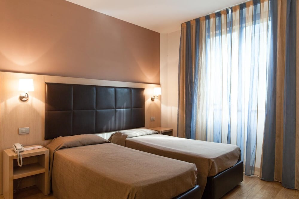 Standard Double or Twin Room photo 3
