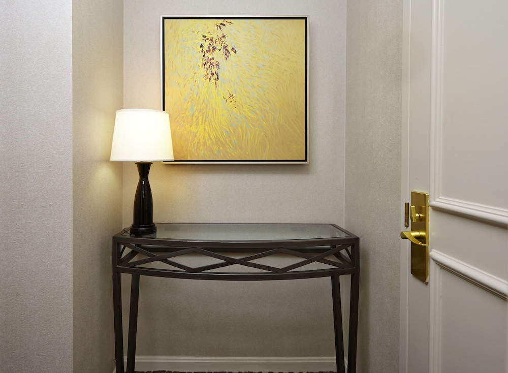 Deluxe Room, 1 King Bed, Accessible (Mobility & Hearing, Roll-in Shower) - Photo 5