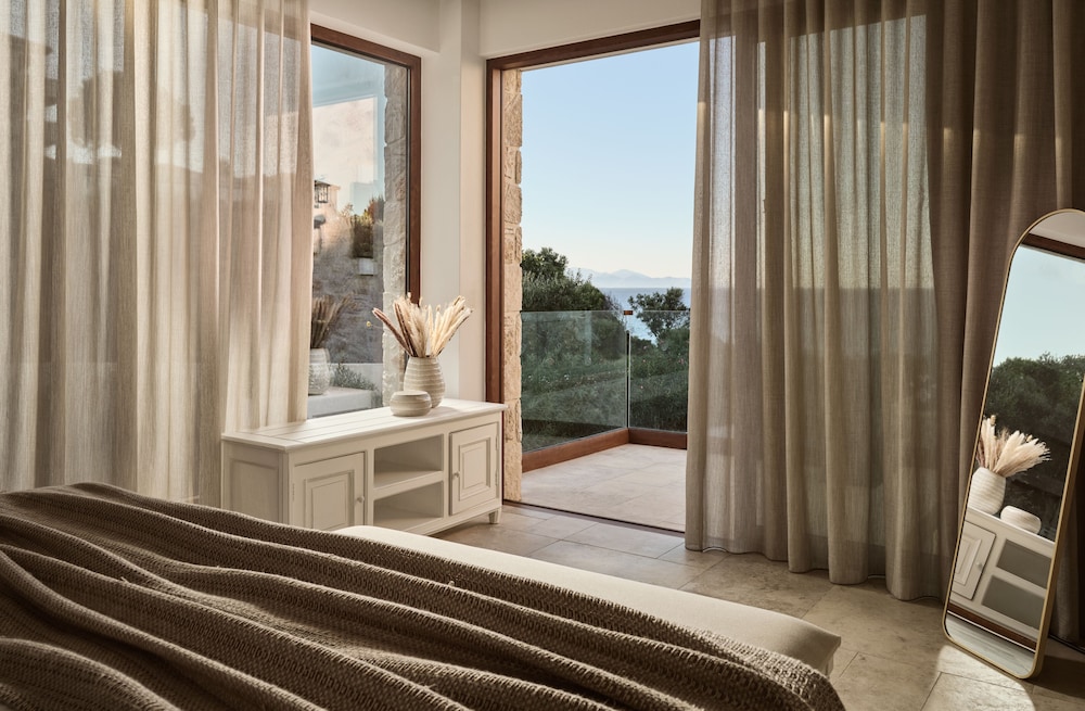 Villa Tres Habitaciones en Primera Línea de Mar con Piscina Privada en Cape