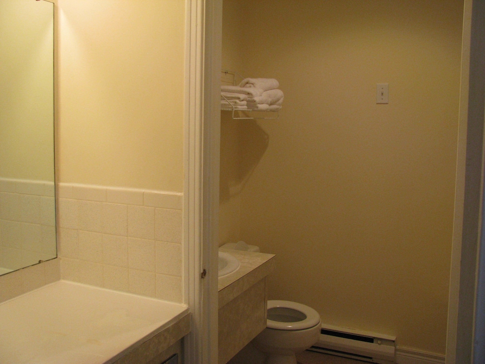 Standard Room, 1 Queen Bed photo 2