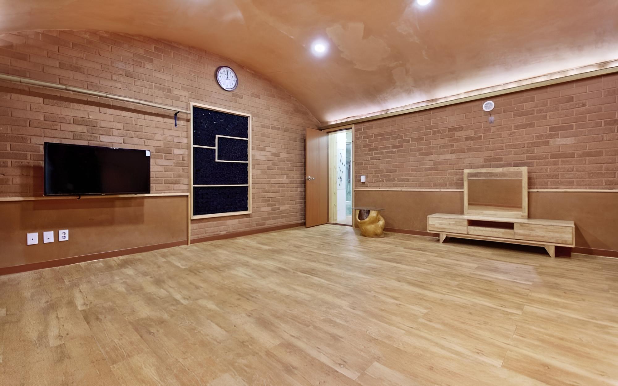 Room (Red-clay room) photo 1