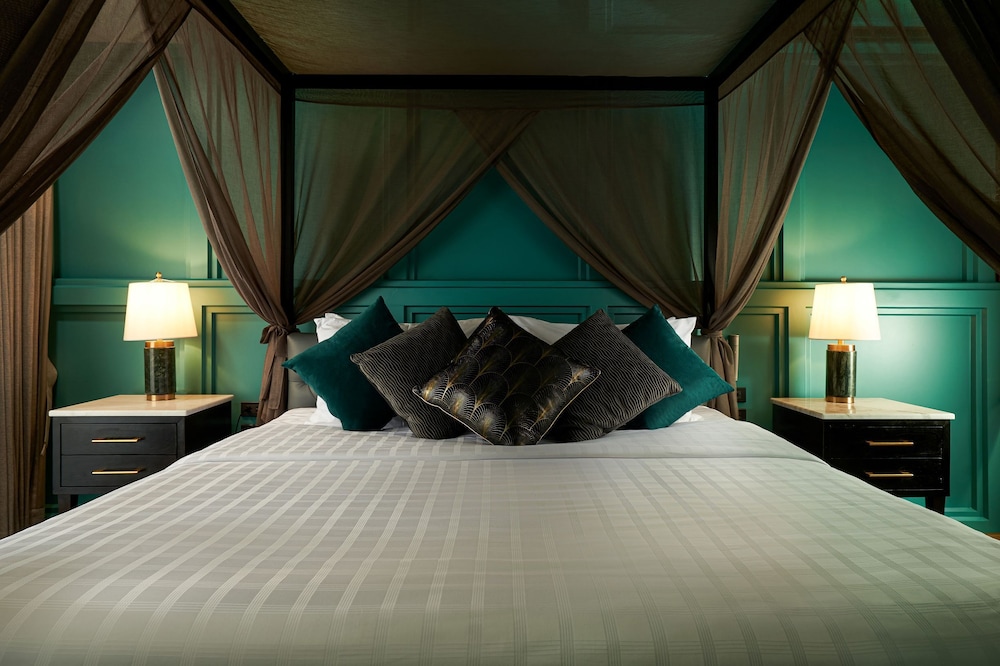 Deluxe Room, 1 King Bed - Photo 9