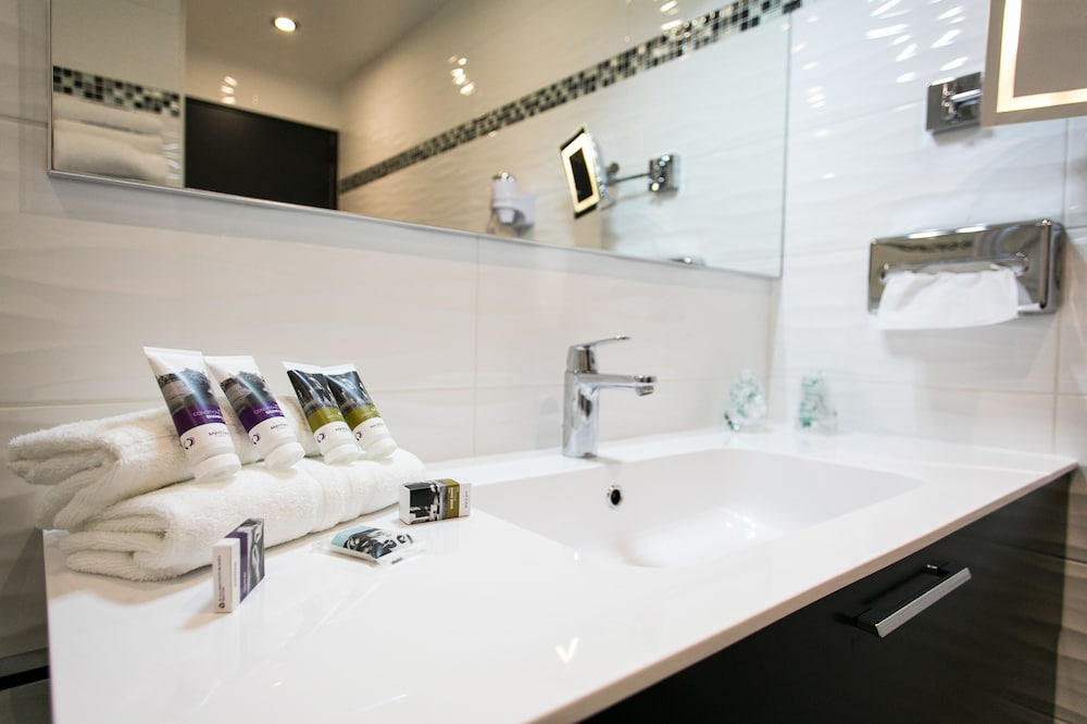 Standard Room, 3 Twin Beds - Photo 8