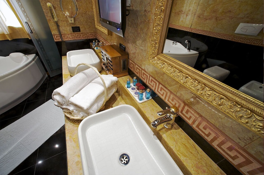 ROYAL SUITE photo 3