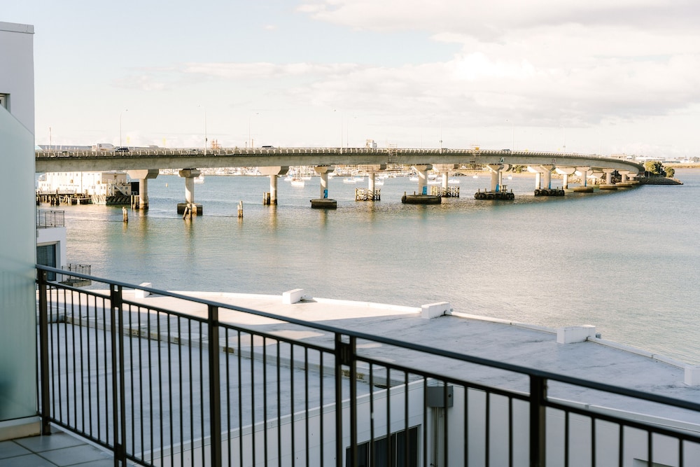 Two Bedroom Harbour Apartment - Photo 4
