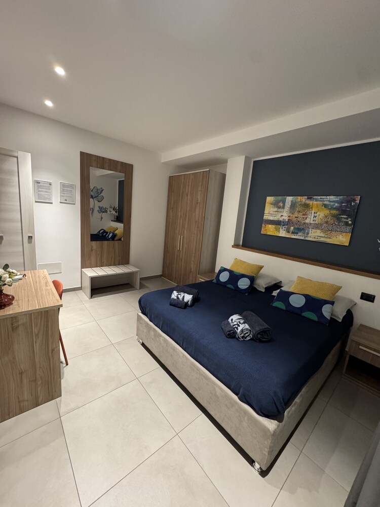 Superior Double Room, Ensuite (Camera Blue)