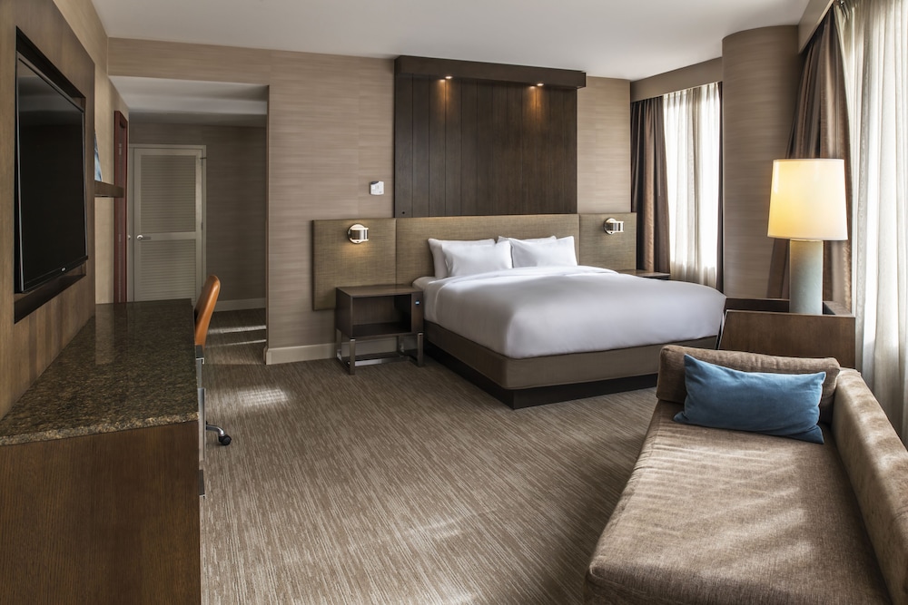 Deluxe Room, 1 King Bed with Sofa bed, Corner - Photo 1
