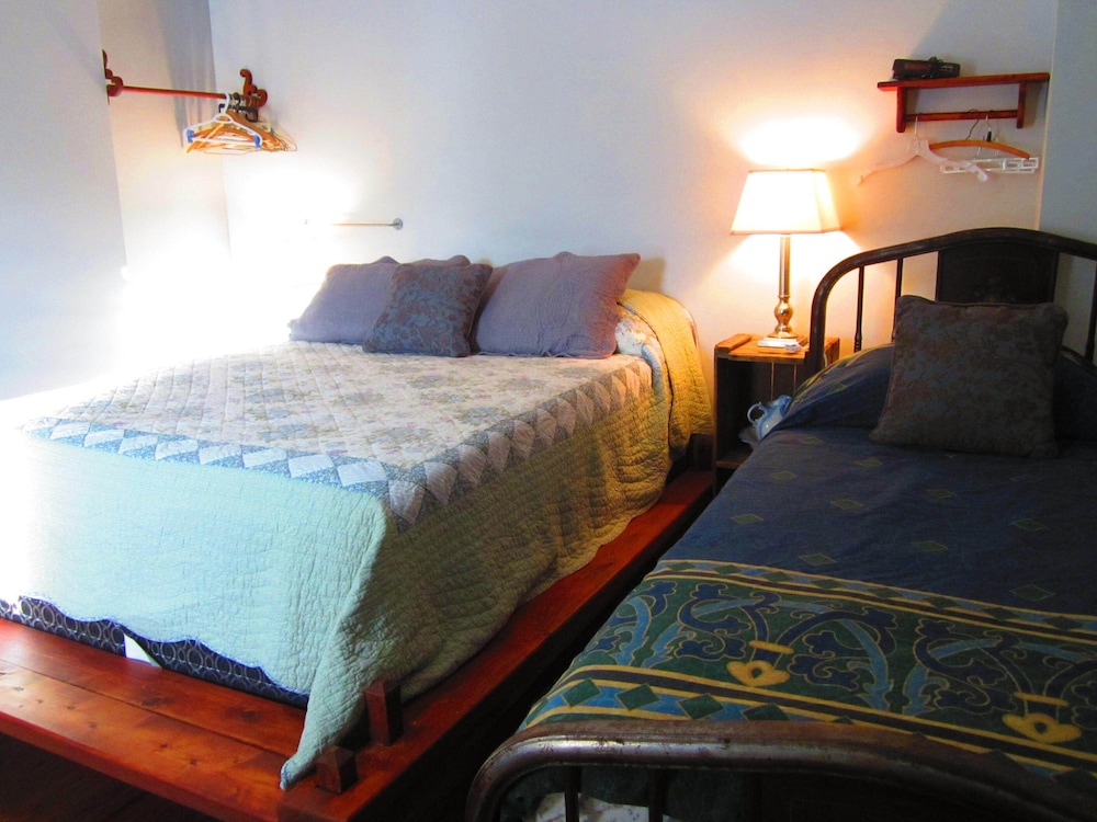 Standard Room, 1 Queen Bed, Shared Bathroom (Room 4) photo 3
