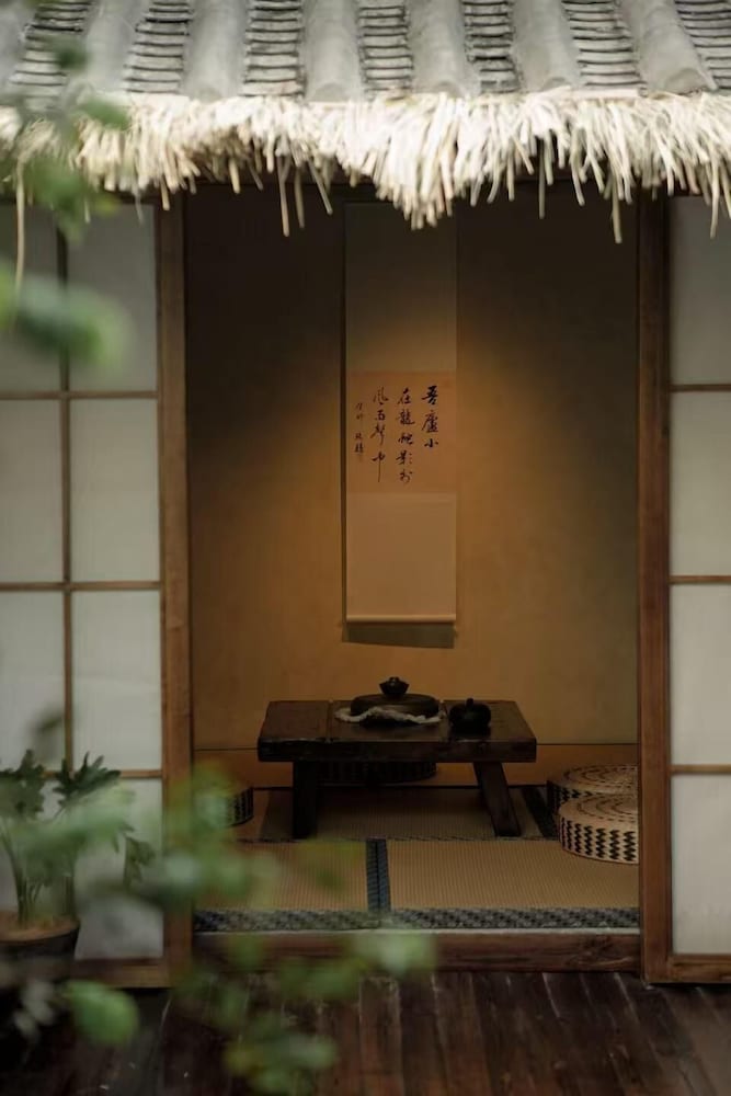 Signature Suite, Courtyard View
