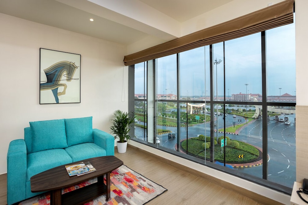 EXECUTIVE AIRPORT VIEW ROOMS with Free Airport Pick up/Drop - Photo 5