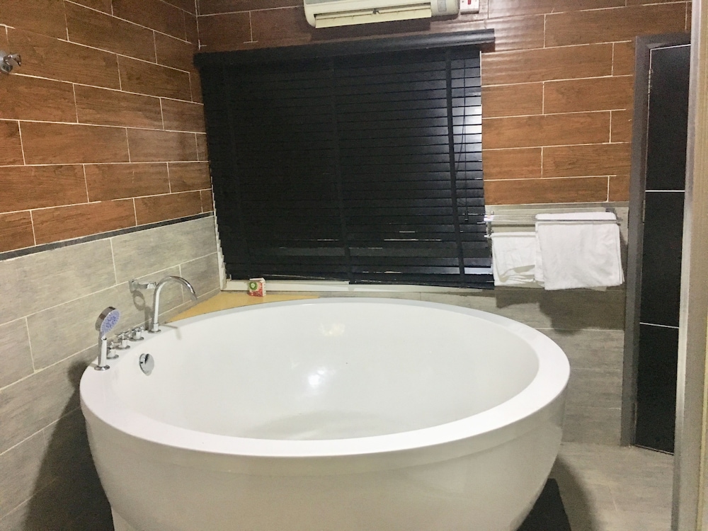 Executive Room - Photo 19