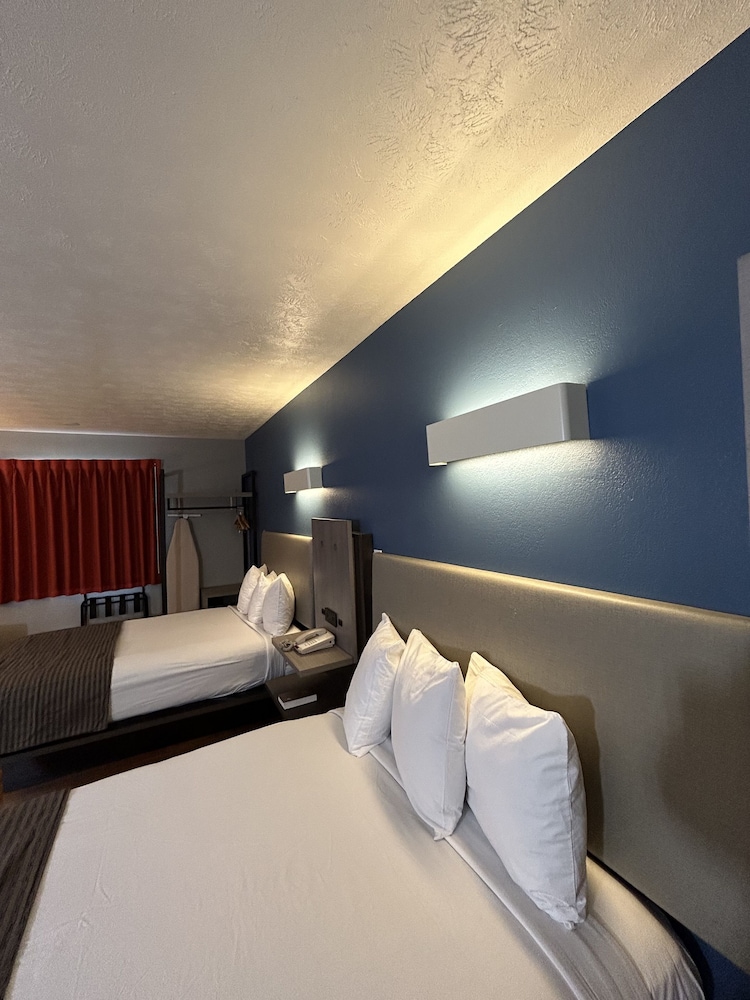Standard Room, 2 Queen Beds, Non Smoking - Photo 1