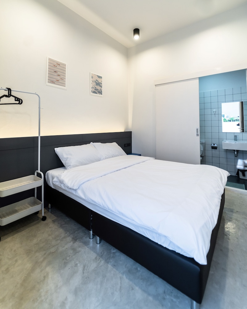Single Room with Private Bathroom photo 2