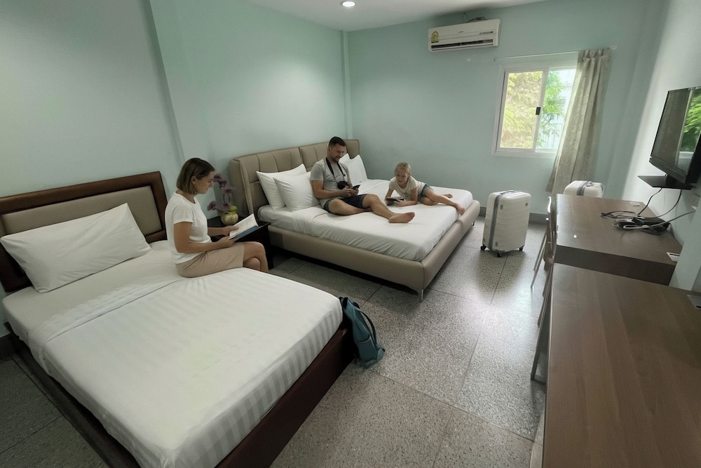 Comfort Room, Multiple Beds, Non Smoking photo 3
