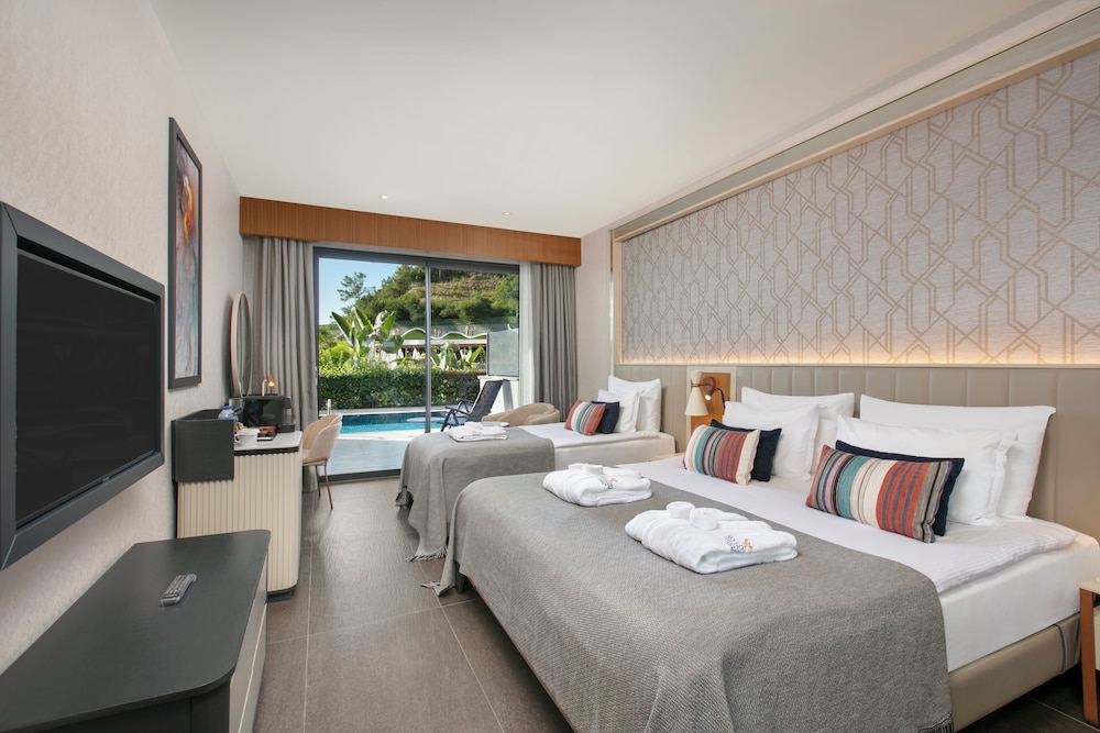 Swim Up Superior Garden View Room