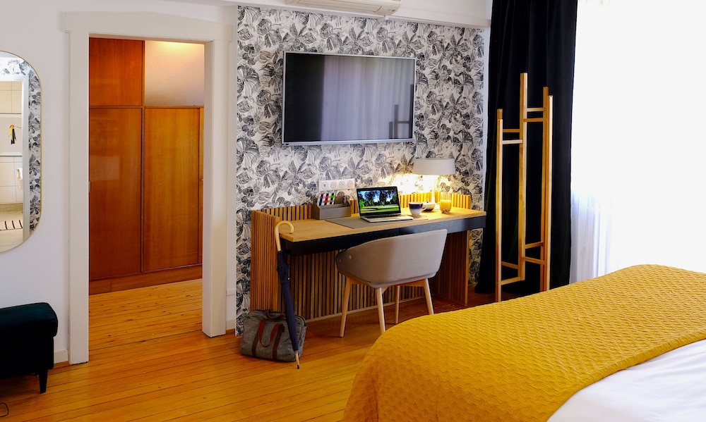 Deluxe Room, 1 Queen Bed, Balcony photo 2