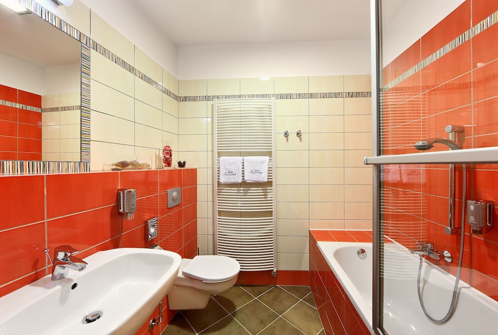Double Room, Bathtub (Castle View) photo 2