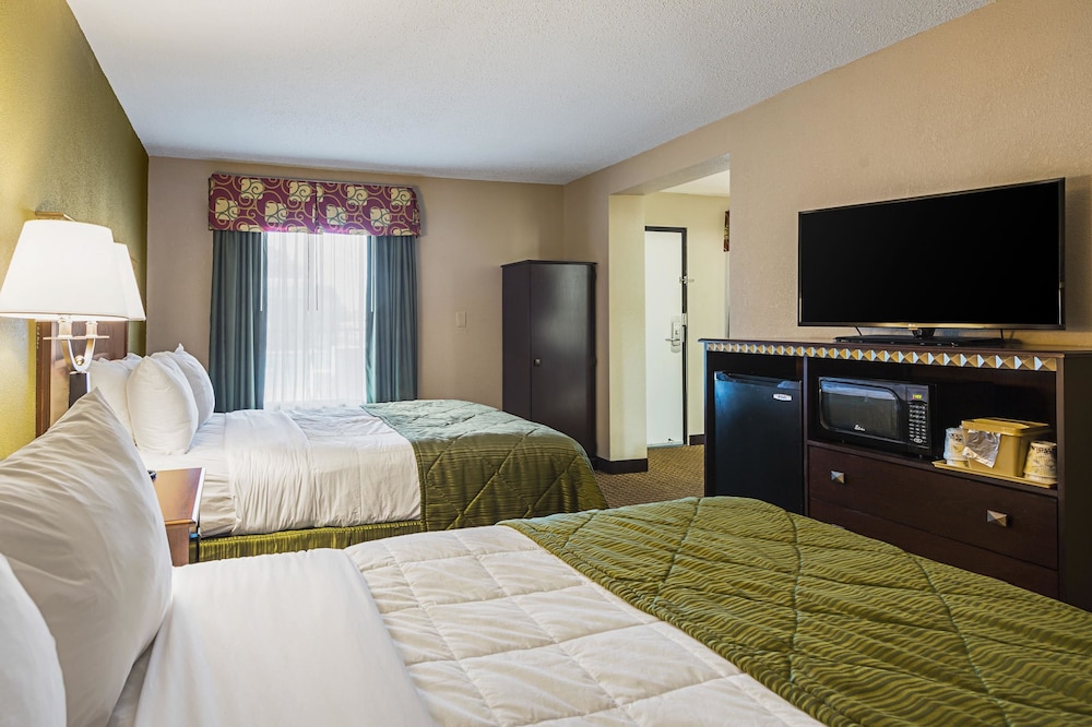 Suite, Multiple Beds, Non Smoking (Large) photo 2
