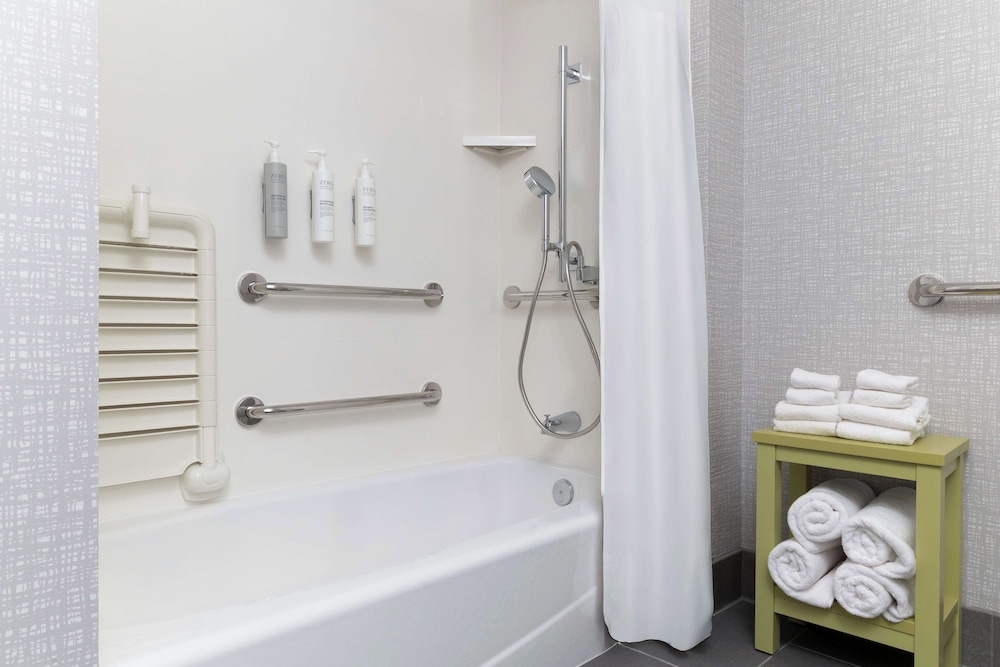 Room, 1 King Bed, Accessible, Bathtub (Mobility) - Photo 4