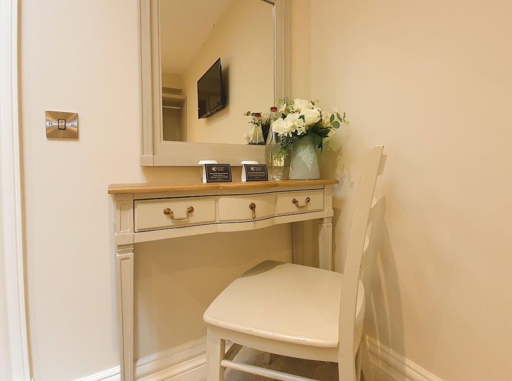 Classic Double Room, Ensuite (Skylight Only) photo 2