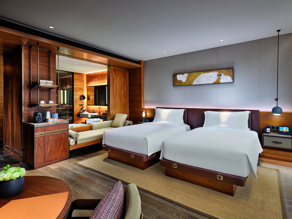Deluxe Room, 1 King Bed, Balcony (Ruby) photo 2