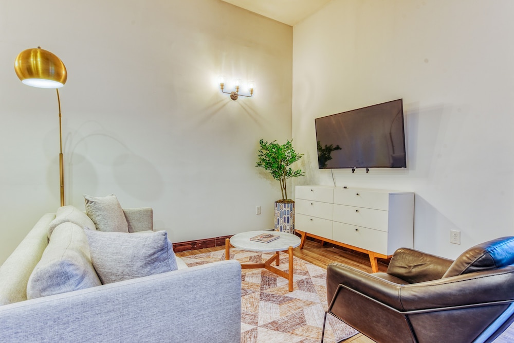 Apartment, 2 Bedrooms - Photo 1