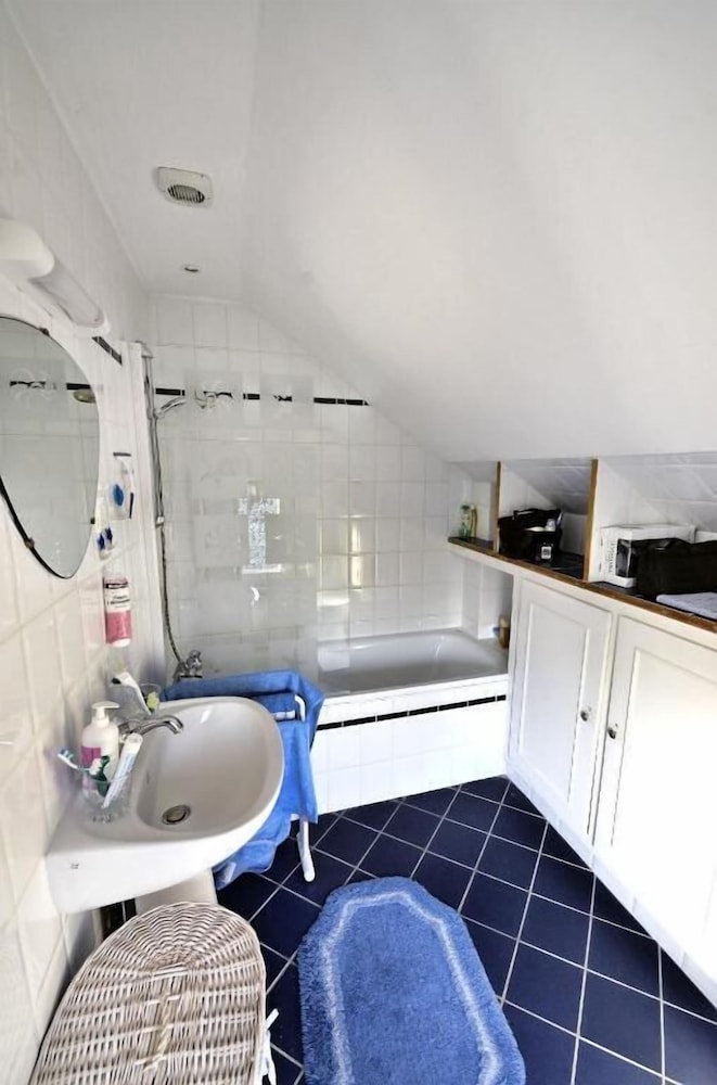 Basic Double Room, 1 Queen Bed, Non Smoking photo 2