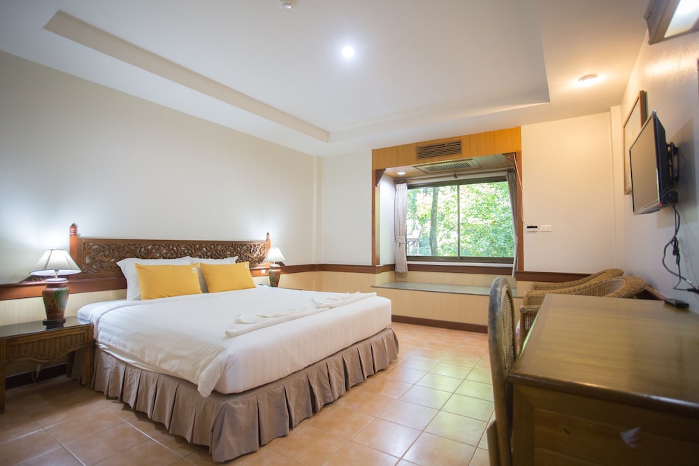 Deluxe Room, 1 King Bed, Bathtub