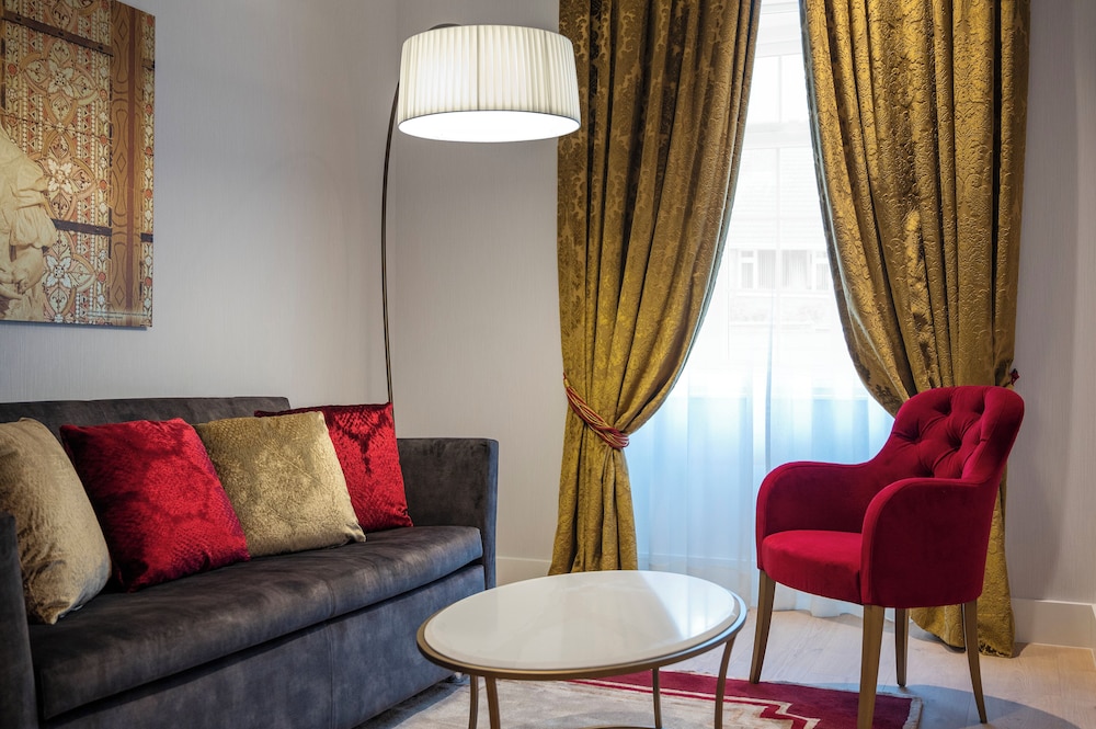 Luxury Suite thumbnail 6