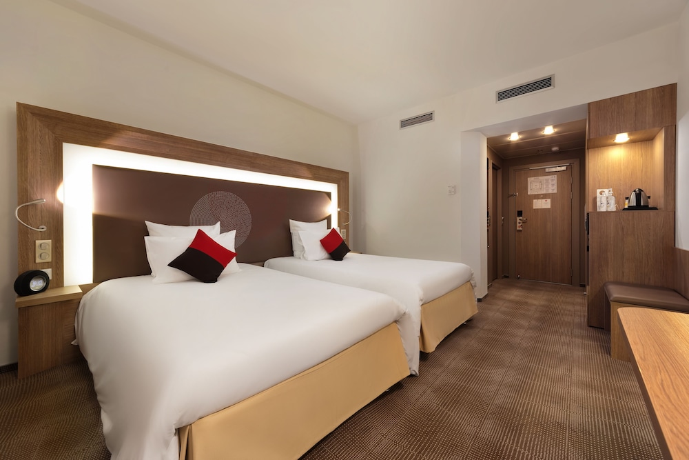 Standard Twin Room, 1 Double or 2 Twin Beds photo 3
