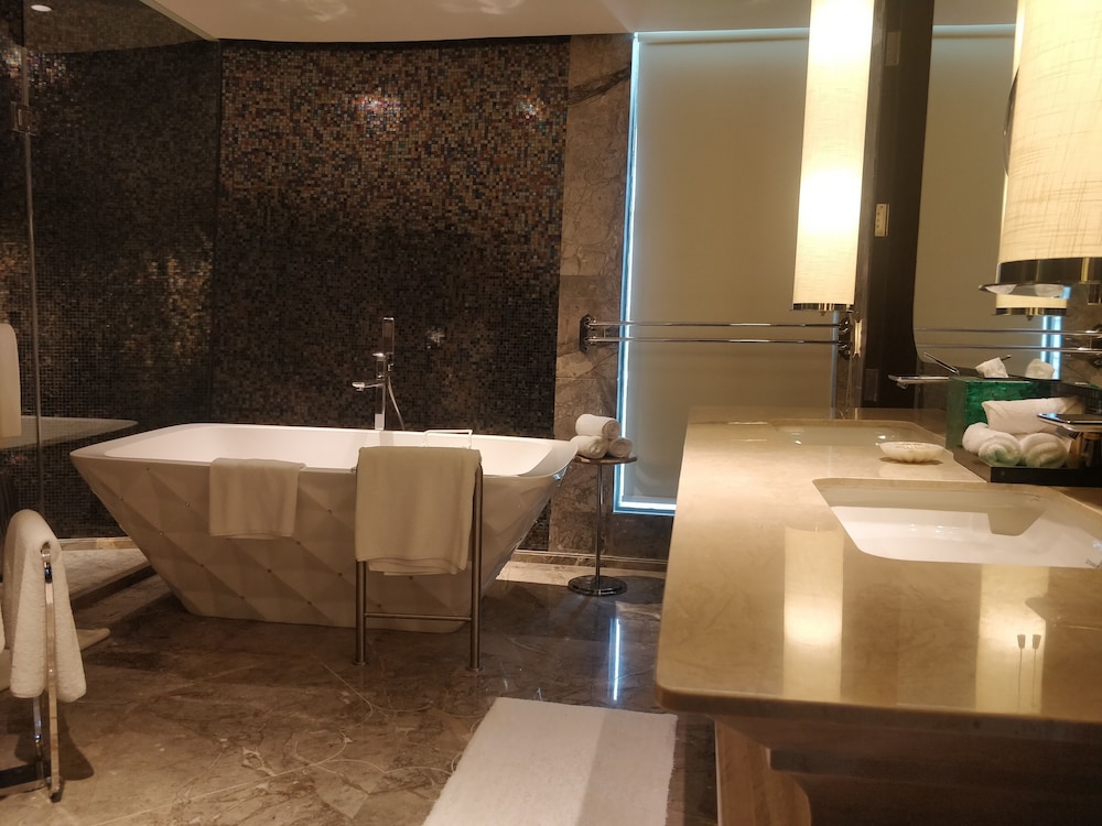 Deluxe Suite, Club lounge access, Suite, 1 King Bed, Lake view photo