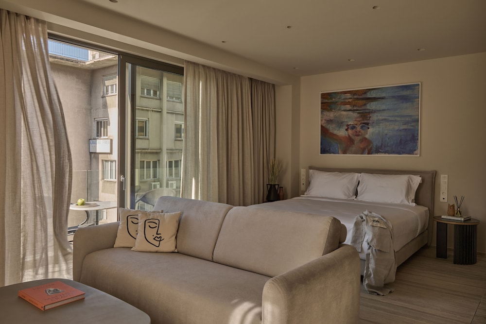 Deluxe King Suite photo 1