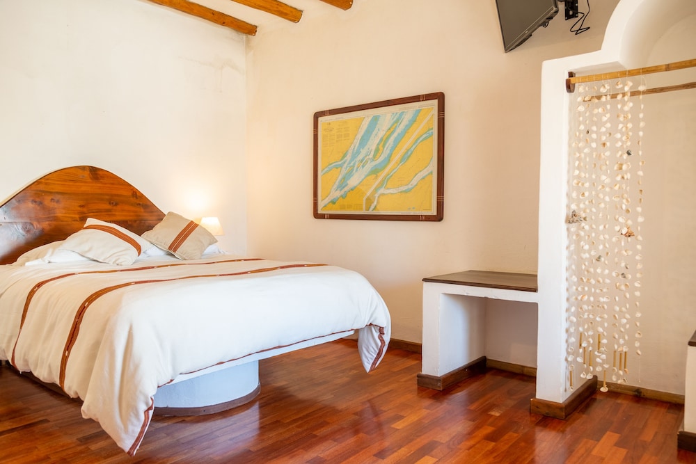Basic Double Room, 1 Queen Bed, Non Smoking, Lake View photo 2
