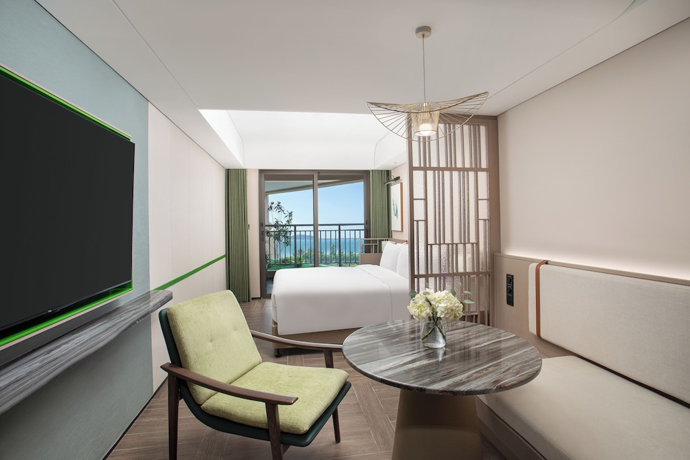 Premium Room, 1 King Bed, Ocean View (High Floor) - Photo 4