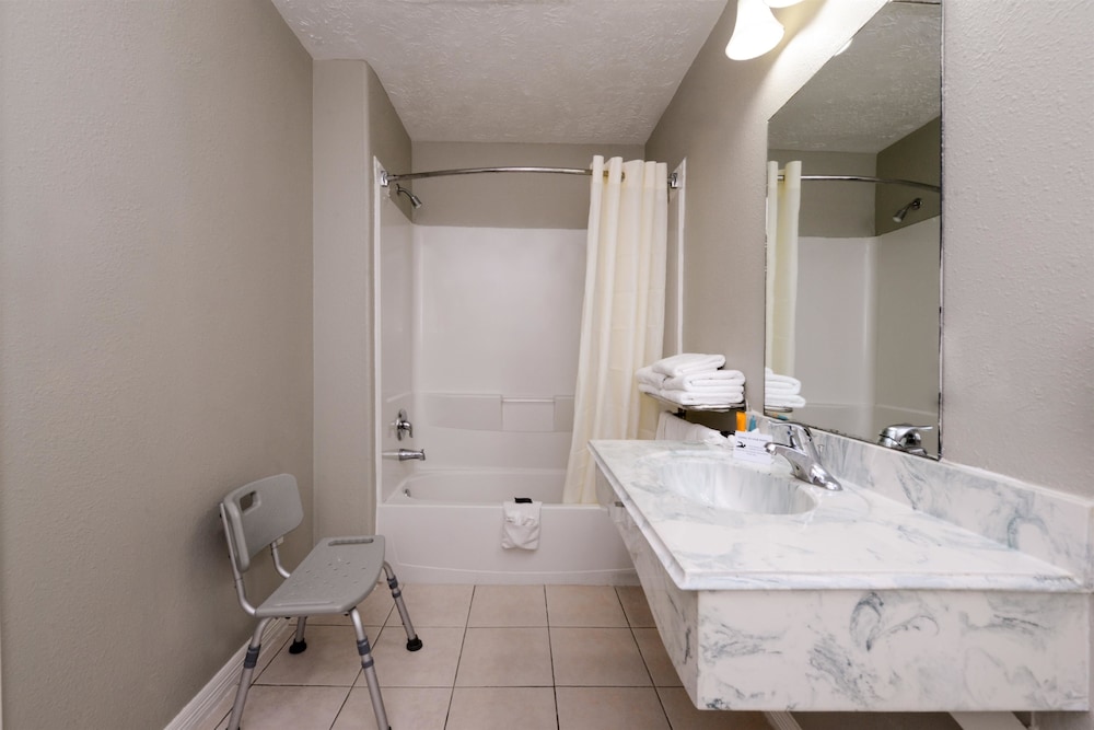 Room, 2 Queen Beds, Smoking - Photo 4