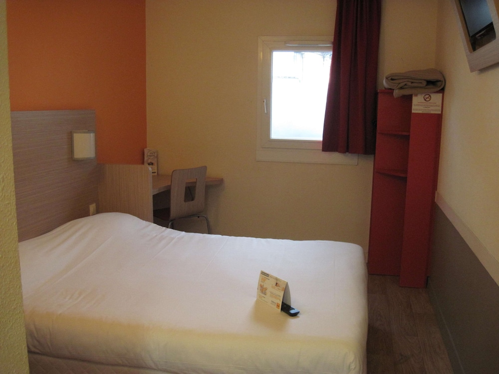 Standard Room, Multiple Beds (1 Double and 1 Single bed) - Photo 1