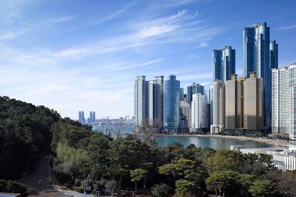Deluxe Park Family, Guest room, 1 Queen and 1 Twin, Dongbaek Park view - Photo 4