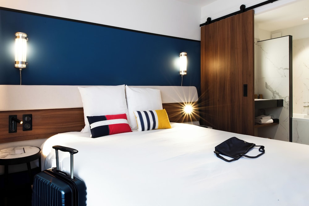 Superior Room, 1 Queen Bed photo 3