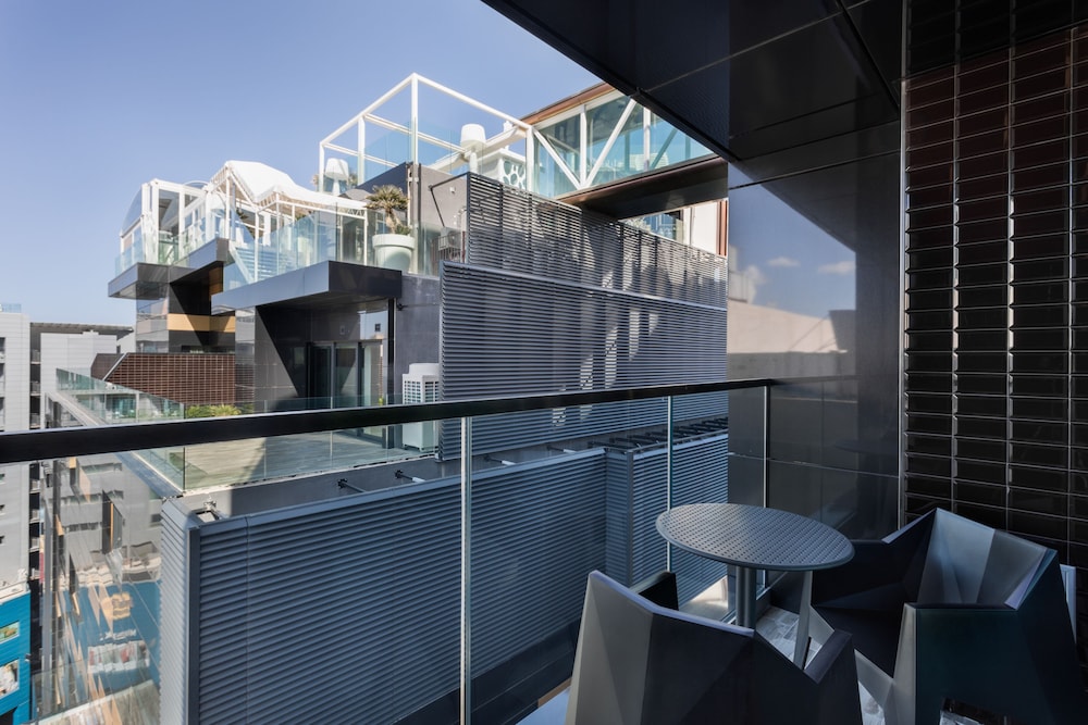 Elegant Room, Balcony
