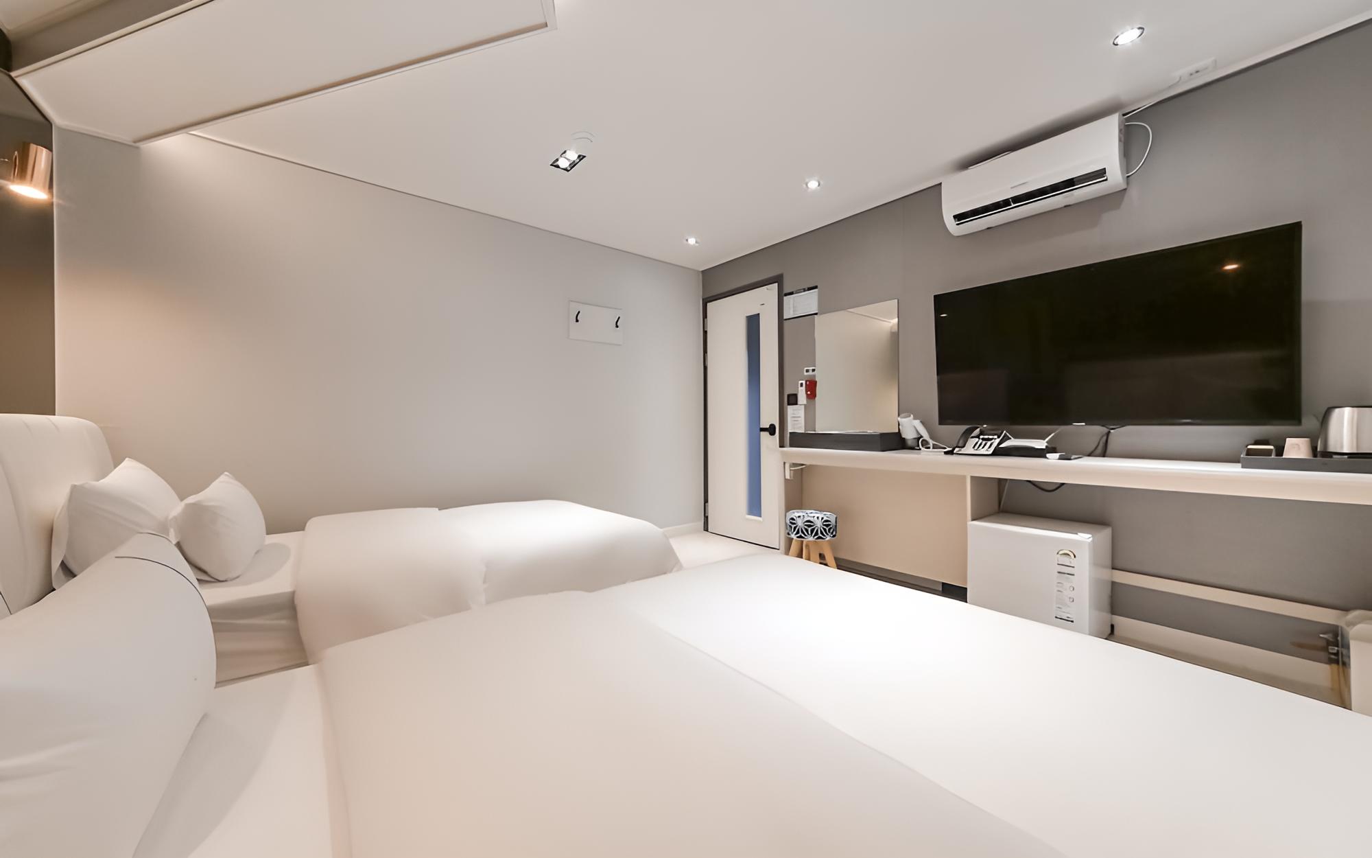 Room (Deluxe Twin with Double + Single Bed ) photo 1