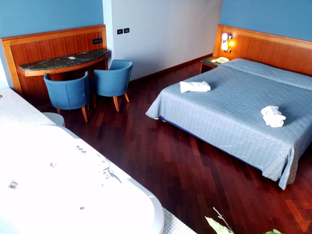 Deluxe Suite, Hot Tub - Photo 6