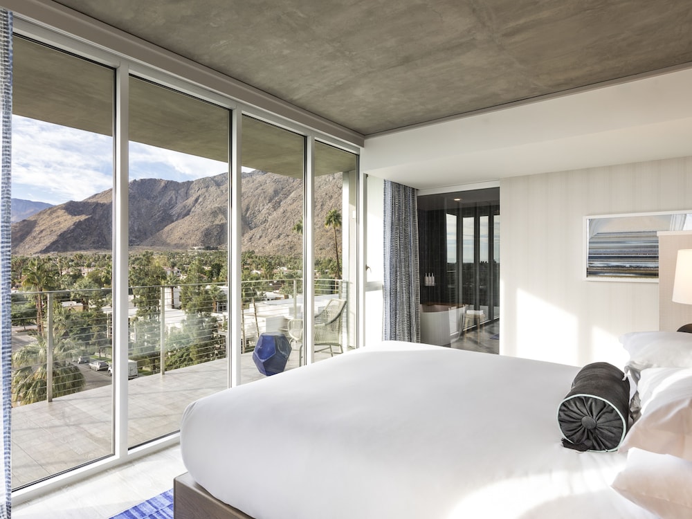 Studio Suite with One King Bed and Spa Access (Non Smoking)