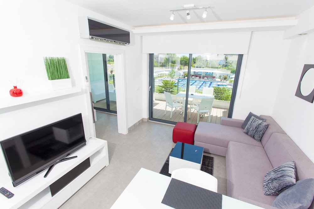 Standard Condo, Pool View photo 1
